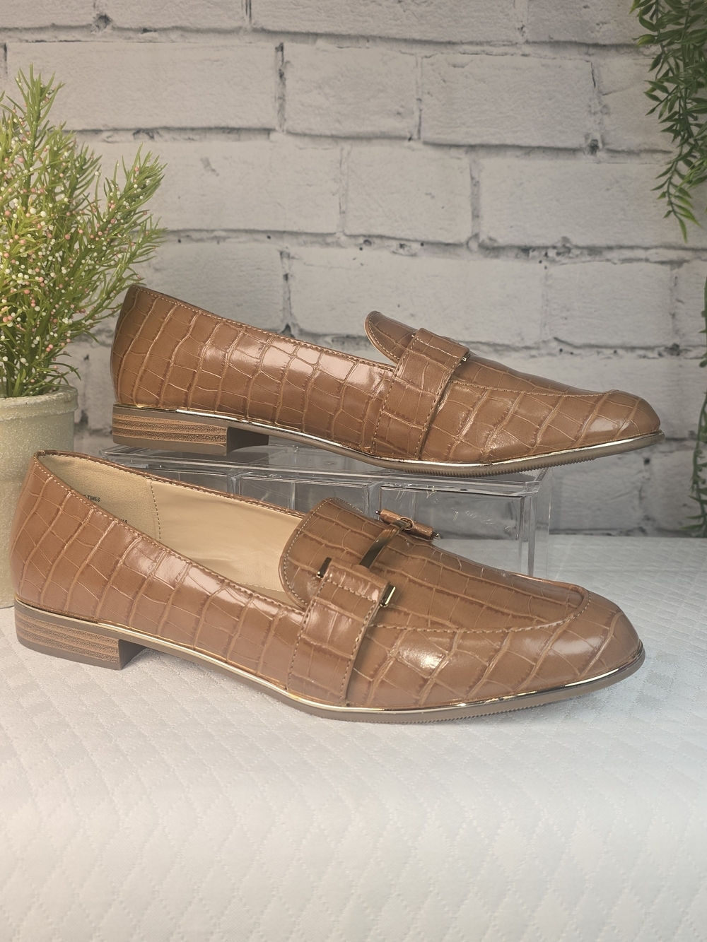 LIZ CLAIBORNE TIMES CROC-EMBOSSED LOAFERS GOLD TRIM HARDWARE SLIP ON WOMENS 10 - Picture 2 of 11